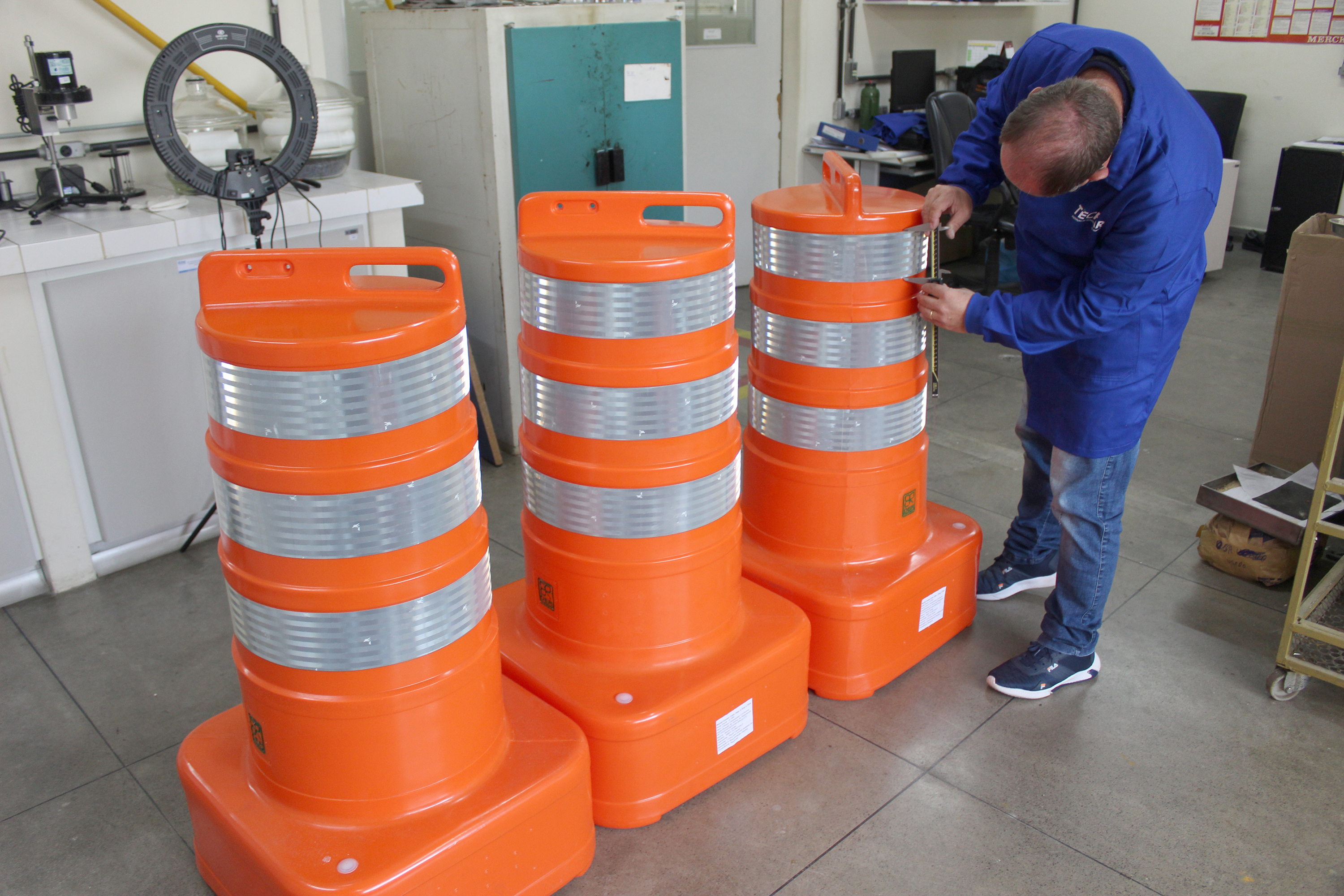 O Instituto de Tecnologia do Paraná (Tecpar) apoia prefeituras e órgãos públicos de todo o país na elaboração de editais de licitação, por meio de consultoria técnica e assessoria. É um serviço que orienta gestores e servidores públicos sobre como definir critérios mínimos de qualidade para a aquisição de produtos utilizados, por exemplo, em obras de saneamento ou na sinalização de trânsito.  - Curitiba, 03/11/2021 - Foto: Luciano Sarote/Tecpar