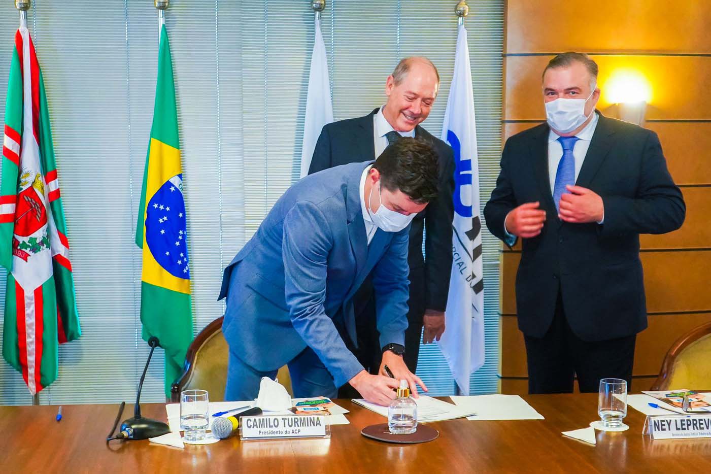 O chefe da Casa Civil do Paraná, Guto Silva, e o secretário estadual de Justiça, Família e Trabalho, Ney Leprevost, apresentaram nesta quinta-feira (4) o programa Cartão Futuro a empresários da Associação Comercial do Paraná (ACP). Foto: Guilherme Flores/Casa Civil