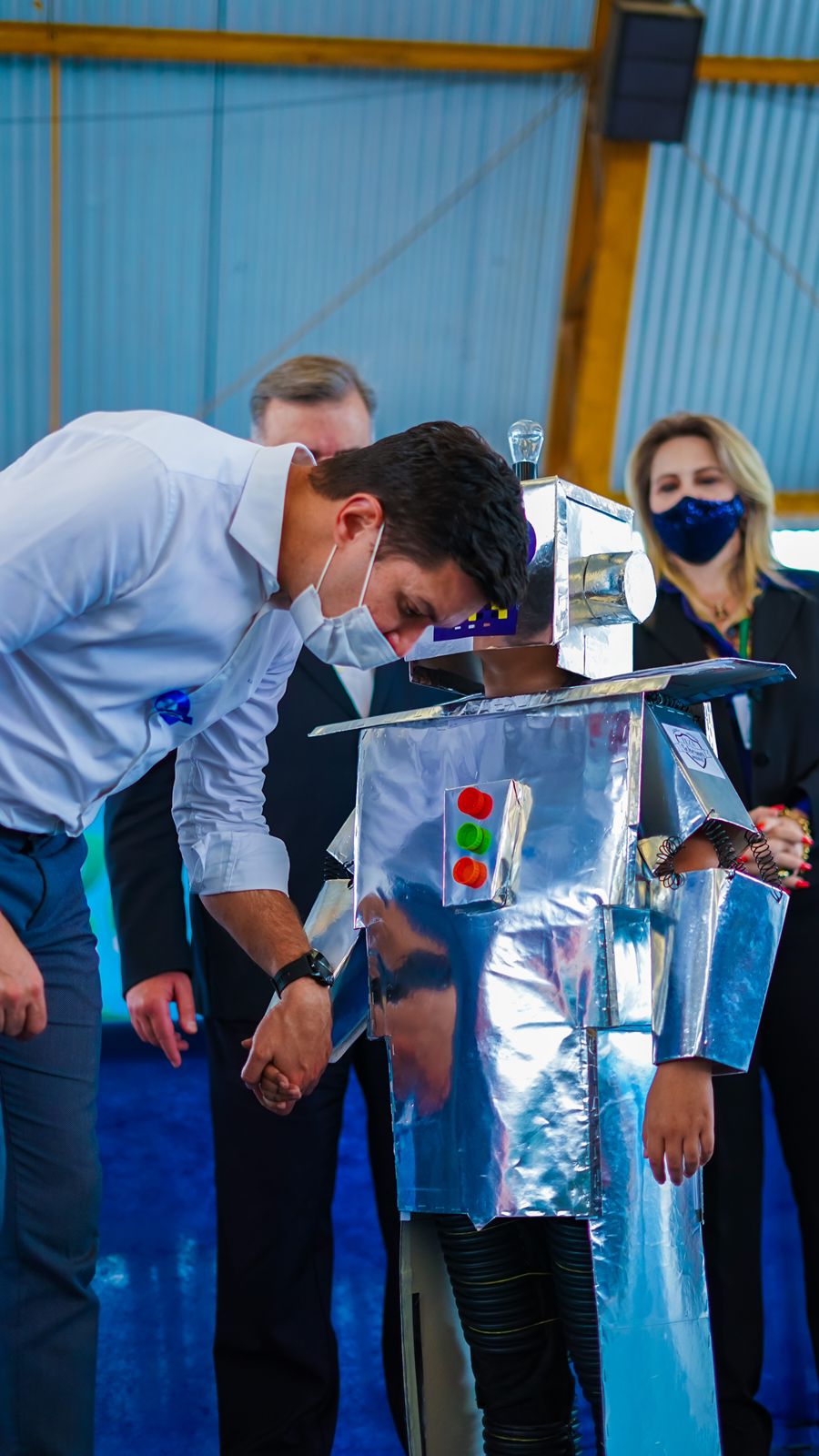 O Governo do Paraná entregou nesta quinta-feira (4) kits de robótica para mais 23 instituições de ensino, de nove municípios. A entrega foi feita pelo chefe da Casa Civil do Governo do Paraná, Guto Silva, pelo secretário da Justiça, Família e Trabalho, Ney Leprevost, e pelo diretor geral da Secretaria da Educação e do Esporte, Vinicius Neiva. Foto: Guilherme Flores/Casa Civil