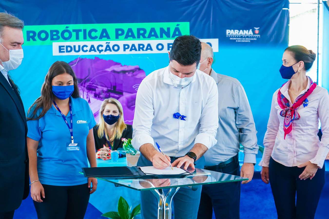 O Governo do Paraná entregou nesta quinta-feira (4) kits de robótica para mais 23 instituições de ensino, de nove municípios. A entrega foi feita pelo chefe da Casa Civil do Governo do Paraná, Guto Silva, pelo secretário da Justiça, Família e Trabalho, Ney Leprevost, e pelo diretor geral da Secretaria da Educação e do Esporte, Vinicius Neiva. Foto: Guilherme Flores/Casa Civil