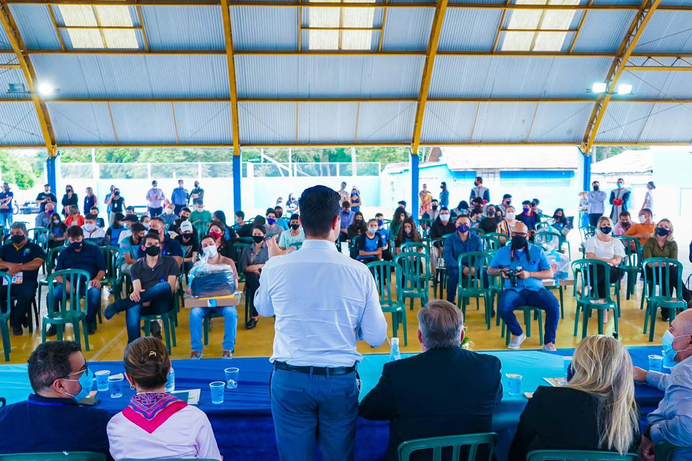 O Governo do Paraná entregou nesta quinta-feira (4) kits de robótica para mais 23 instituições de ensino, de nove municípios. A entrega foi feita pelo chefe da Casa Civil do Governo do Paraná, Guto Silva, pelo secretário da Justiça, Família e Trabalho, Ney Leprevost, e pelo diretor geral da Secretaria da Educação e do Esporte, Vinicius Neiva. Foto: Guilherme Flores/Casa Civil