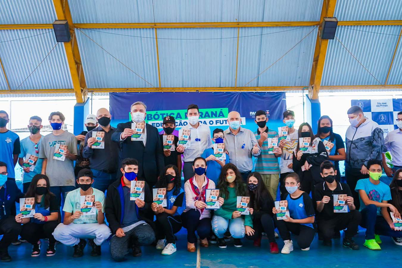 O Governo do Paraná entregou nesta quinta-feira (4) kits de robótica para mais 23 instituições de ensino, de nove municípios. A entrega foi feita pelo chefe da Casa Civil do Governo do Paraná, Guto Silva, pelo secretário da Justiça, Família e Trabalho, Ney Leprevost, e pelo diretor geral da Secretaria da Educação e do Esporte, Vinicius Neiva. Foto: Guilherme Flores/Casa Civil