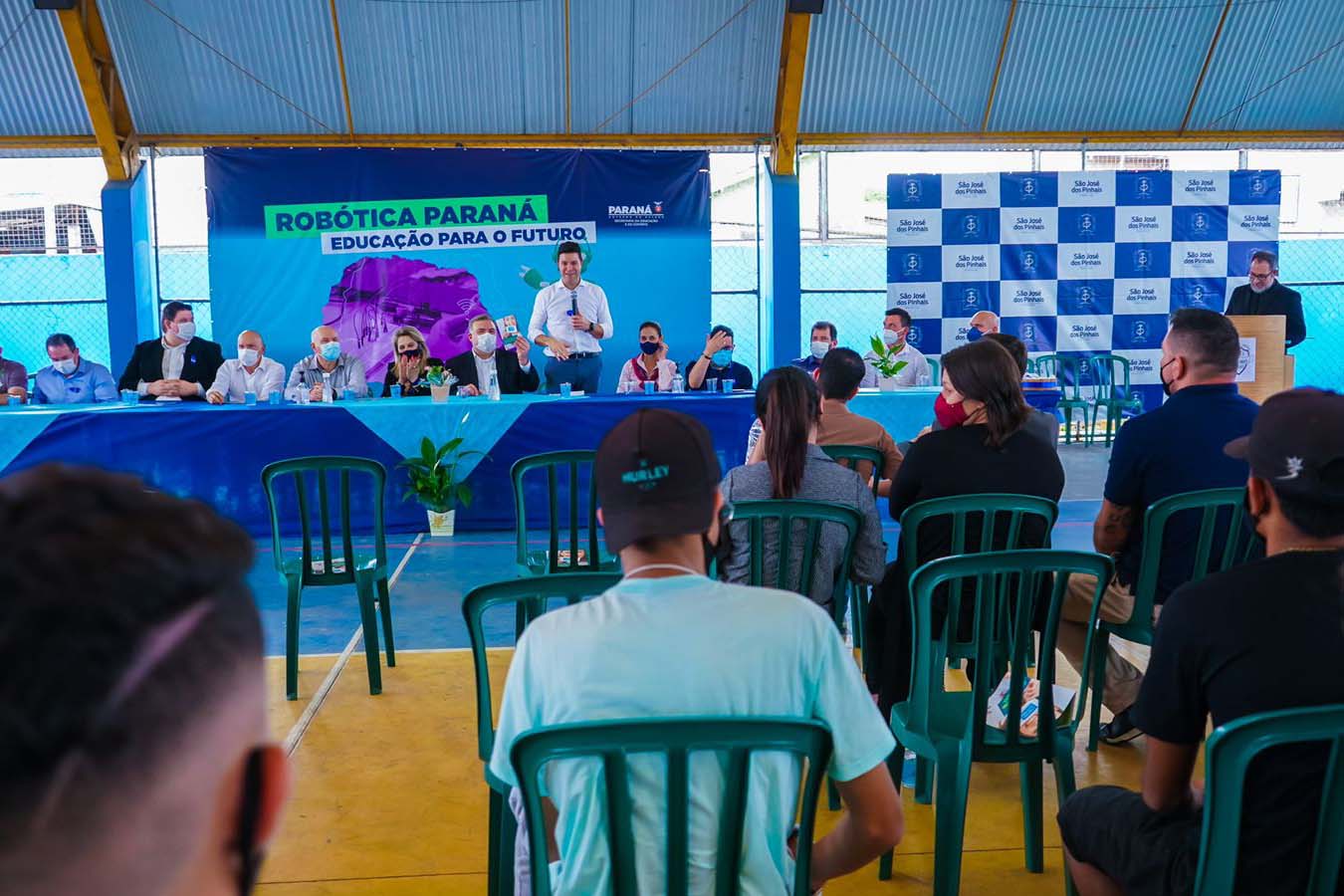 O Governo do Paraná entregou nesta quinta-feira (4) kits de robótica para mais 23 instituições de ensino, de nove municípios. A entrega foi feita pelo chefe da Casa Civil do Governo do Paraná, Guto Silva, pelo secretário da Justiça, Família e Trabalho, Ney Leprevost, e pelo diretor geral da Secretaria da Educação e do Esporte, Vinicius Neiva. Foto: Guilherme Flores/Casa Civil