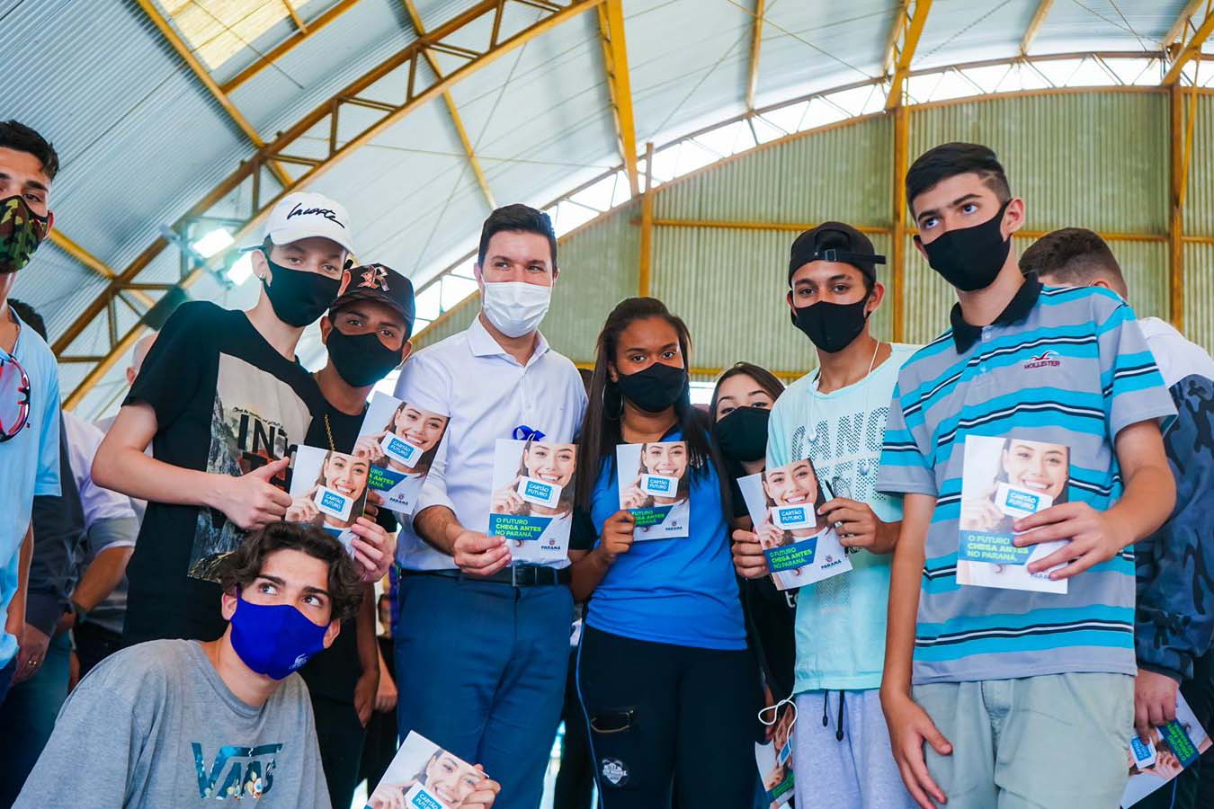 O Governo do Paraná entregou nesta quinta-feira (4) kits de robótica para mais 23 instituições de ensino, de nove municípios. A entrega foi feita pelo chefe da Casa Civil do Governo do Paraná, Guto Silva, pelo secretário da Justiça, Família e Trabalho, Ney Leprevost, e pelo diretor geral da Secretaria da Educação e do Esporte, Vinicius Neiva. Foto: Guilherme Flores/Casa Civil