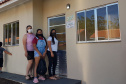 Dezesseis famílias de Guaraniaçu, na região Oeste do Paraná, receberam nesta sexta-feira (12) as chaves de suas novas moradias. Elas foram beneficiadas por um projeto de parceria do Governo do Estado com a Itaipu Binacional e a administração municipal, que recebeu pouco mais de R$ 1 milhão de investimento. - Guaraniaçu, 12/11/2021 -  Foto: Rafael Kikuti / Cohapar
