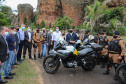 O governador Carlos Massa Ratinho Junior e o Secretário da Segurança Pública, Romulo Marinho Soares, entregam nesta sexta-feira (19), à Polícia Militar do Paraná 155 novas motocicletas, modelo BMW, que incluem capacetes, EPIs e rádios comunicadores, no Parque Estadual Vila Velha, em Ponta Grossa.19/11/2021 - Foto: Jonathan Campos