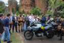 O governador Carlos Massa Ratinho Junior e o Secretário da Segurança Pública, Romulo Marinho Soares, entregam nesta sexta-feira (19), à Polícia Militar do Paraná 155 novas motocicletas, modelo BMW, que incluem capacetes, EPIs e rádios comunicadores, no Parque Estadual Vila Velha, em Ponta Grossa.19/11/2021 - Foto: Jonathan Campos