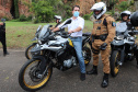 O governador Carlos Massa Ratinho Junior e o Secretário da Segurança Pública, Romulo Marinho Soares, entregam nesta sexta-feira (19), à Polícia Militar do Paraná 155 novas motocicletas, modelo BMW, que incluem capacetes, EPIs e rádios comunicadores, no Parque Estadual Vila Velha, em Ponta Grossa.19/11/2021 - Foto: Jonathan Campos