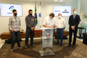 O governador Carlos Massa Ratinho Junior assinou nesta terça-feira (23) a liberação de mais R$ 71,7 milhões para o programa Casa Fácil Paraná, que financia o valor de entrada de moradias a famílias com renda de até três salários mínimos. Atalaia. Foto: Ari Dias/ AEN.