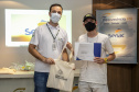 A Portos do Paraná, em parceria com o Serviço Nacional de Aprendizagem Comercial (Senac), entregou nesta sexta-feira (26) os certificados aos 35 jovens da Ilha dos Valadares que participaram dos cursos de Comunicação e Atendimento e Introdução à Maquiagem.  -  Paranaguá, 26/11/2021 - Foto: Claudio Neves/Portos do Paraná