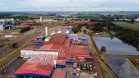 A industrialização avança a passos largos para os municípios menos populosos do Paraná. Um levantamento da Invest Paraná, braço do Governo do Estado responsável pela prospecção e atração de investimentos, a partir das licenças emitidas revela que as cidades de menor porte atraíram aplicações de R$ 15,9 bilhões da iniciativa privada desde 2019. Dentro deste pacote estão 483 ações em localidades de porte médio (R$ 2 bilhões e 95 acordos), pequeno (R$ 13,65 bilhões e 359 acordos) e micro (R$ 256 milhões em 29 