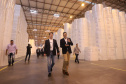 A industrialização avança a passos largos para os municípios menos populosos do Paraná. Um levantamento da Invest Paraná, braço do Governo do Estado responsável pela prospecção e atração de investimentos, a partir das licenças emitidas revela que as cidades de menor porte atraíram aplicações de R$ 15,9 bilhões da iniciativa privada desde 2019. Dentro deste pacote estão 483 ações em localidades de porte médio (R$ 2 bilhões e 95 acordos), pequeno (R$ 13,65 bilhões e 359 acordos) e micro (R$ 256 milhões em 29 