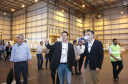 A industrialização avança a passos largos para os municípios menos populosos do Paraná. Um levantamento da Invest Paraná, braço do Governo do Estado responsável pela prospecção e atração de investimentos, a partir das licenças emitidas revela que as cidades de menor porte atraíram aplicações de R$ 15,9 bilhões da iniciativa privada desde 2019. Dentro deste pacote estão 483 ações em localidades de porte médio (R$ 2 bilhões e 95 acordos), pequeno (R$ 13,65 bilhões e 359 acordos) e micro (R$ 256 milhões em 29 