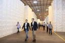 A industrialização avança a passos largos para os municípios menos populosos do Paraná. Um levantamento da Invest Paraná, braço do Governo do Estado responsável pela prospecção e atração de investimentos, a partir das licenças emitidas revela que as cidades de menor porte atraíram aplicações de R$ 15,9 bilhões da iniciativa privada desde 2019. Dentro deste pacote estão 483 ações em localidades de porte médio (R$ 2 bilhões e 95 acordos), pequeno (R$ 13,65 bilhões e 359 acordos) e micro (R$ 256 milhões em 29 