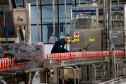 A industrialização avança a passos largos para os municípios menos populosos do Paraná. Um levantamento da Invest Paraná, braço do Governo do Estado responsável pela prospecção e atração de investimentos, a partir das licenças emitidas revela que as cidades de menor porte atraíram aplicações de R$ 15,9 bilhões da iniciativa privada desde 2019. Dentro deste pacote estão 483 ações em localidades de porte médio (R$ 2 bilhões e 95 acordos), pequeno (R$ 13,65 bilhões e 359 acordos) e micro (R$ 256 milhões em 29 
