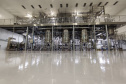 A industrialização avança a passos largos para os municípios menos populosos do Paraná. Um levantamento da Invest Paraná, braço do Governo do Estado responsável pela prospecção e atração de investimentos, a partir das licenças emitidas revela que as cidades de menor porte atraíram aplicações de R$ 15,9 bilhões da iniciativa privada desde 2019. Dentro deste pacote estão 483 ações em localidades de porte médio (R$ 2 bilhões e 95 acordos), pequeno (R$ 13,65 bilhões e 359 acordos) e micro (R$ 256 milhões em 29 