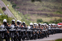 O governador Carlos Massa Ratinho Junior e o Secretário da Segurança Pública, Romulo Marinho Soares, entregam nesta sexta-feira (19), à Polícia Militar do Paraná 155 novas motocicletas, modelo BMW, que incluem capacetes, EPIs e rádios comunicadores, no Parque Estadual Vila Velha, em Ponta Grossa.19/11/2021 - Foto: Jonathan Campos