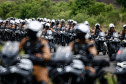 O governador Carlos Massa Ratinho Junior e o Secretário da Segurança Pública, Romulo Marinho Soares, entregam nesta sexta-feira (19), à Polícia Militar do Paraná 155 novas motocicletas, modelo BMW, que incluem capacetes, EPIs e rádios comunicadores, no Parque Estadual Vila Velha, em Ponta Grossa.19/11/2021 - Foto: Jonathan Campos