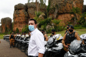 O governador Carlos Massa Ratinho Junior e o Secretário da Segurança Pública, Romulo Marinho Soares, entregam nesta sexta-feira (19), à Polícia Militar do Paraná 155 novas motocicletas, modelo BMW, que incluem capacetes, EPIs e rádios comunicadores, no Parque Estadual Vila Velha, em Ponta Grossa.19/11/2021 - Foto: Jonathan Campos