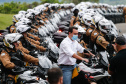 O governador Carlos Massa Ratinho Junior e o Secretário da Segurança Pública, Romulo Marinho Soares, entregam nesta sexta-feira (19), à Polícia Militar do Paraná 155 novas motocicletas, modelo BMW, que incluem capacetes, EPIs e rádios comunicadores, no Parque Estadual Vila Velha, em Ponta Grossa.19/11/2021 - Foto: Jonathan Campos