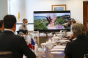 Boas práticas promovidas pelo Grupo Renault visando a neutralidade na emissão de carbono foi um dos tópicos da visita de cortesia que o CEO da empresa, Luca de Meo, fez ao governador Carlos Massa Ratinho Junior nesta quinta-feira (11), no Palácio Iguaçu. Foto:Jonathan Campos/AEN