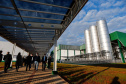 A industrialização avança a passos largos para os municípios menos populosos do Paraná. Um levantamento da Invest Paraná, braço do Governo do Estado responsável pela prospecção e atração de investimentos, a partir das licenças emitidas revela que as cidades de menor porte atraíram aplicações de R$ 15,9 bilhões da iniciativa privada desde 2019. Dentro deste pacote estão 483 ações em localidades de porte médio (R$ 2 bilhões e 95 acordos), pequeno (R$ 13,65 bilhões e 359 acordos) e micro (R$ 256 milhões em 29 