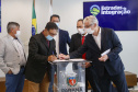 09.11.2021 - Governador Carlos Massa Ratinho Junior assina programa Estradas da Integração.