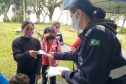 A empresa Portos do Paraná retomou nesta quinta-feira (11) o Porto em Ação após o avanço da vacinação contra a Covid-19 no Estado. O evento aconteceu na cozinha comunitária da comunidade Piaçaguera e contemplou também os moradores da Ilha de Amparo, que participaram de um almoço de integração e tiveram acesso a vouchers de consulta, teste de glicemia, aferição de glicose, além de corte de cabelo, kits de jogos lúdicos, atividades físicas e orientações da Marinha do Brasil e da Unidade de Segurança Portuária