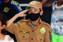 Polícia Militar alimentos para alunos de projeto social em Guaratuba