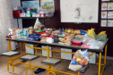Polícia Militar alimentos para alunos de projeto social em Guaratuba