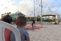Com acrobacias, fogo e palhaçadas, Caravana Cultural encanta veranistas nas praias paranaenses