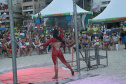 Com acrobacias, fogo e palhaçadas, Caravana Cultural encanta veranistas nas praias paranaenses