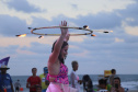 Com acrobacias, fogo e palhaçadas, Caravana Cultural encanta veranistas nas praias paranaenses