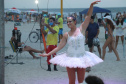 Com acrobacias, fogo e palhaçadas, Caravana Cultural encanta veranistas nas praias paranaenses