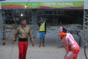 Com acrobacias, fogo e palhaçadas, Caravana Cultural encanta veranistas nas praias paranaenses