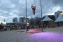 Com acrobacias, fogo e palhaçadas, Caravana Cultural encanta veranistas nas praias paranaenses