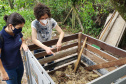 Aula prática de compostagem na Ilha do Mel