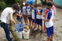 Aula prática de compostagem na Ilha do Mel