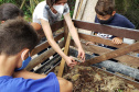 Aula prática de compostagem na Ilha do Mel
