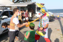 PM leva diversão às praias com exposição de viaturas e pintura de rosto para crianças durante o Carnaval
