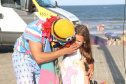 PM leva diversão às praias com exposição de viaturas e pintura de rosto para crianças durante o Carnaval