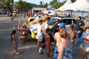 PM leva diversão às praias com exposição de viaturas e pintura de rosto para crianças durante o Carnaval