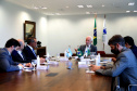 Governador em exercicio, Darci Piana, recebe o embaixador da Argentina no Brasil, Daniel Scioli e o governador da Província de Santiago del Estero, Geraldo Zamora - Curitiba, 21/02/2022