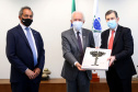 Governador em exercicio, Darci Piana, recebe o embaixador da Argentina no Brasil, Daniel Scioli e o governador da Província de Santiago del Estero, Geraldo Zamora - Curitiba, 21/02/2022
