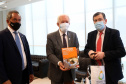 Governador em exercicio, Darci Piana, recebe o embaixador da Argentina no Brasil, Daniel Scioli e o governador da Província de Santiago del Estero, Geraldo Zamora - Curitiba, 21/02/2022