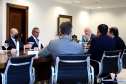 Governador em exercicio, Darci Piana, recebe o embaixador da Argentina no Brasil, Daniel Scioli e o governador da Província de Santiago del Estero, Geraldo Zamora - Curitiba, 21/02/2022