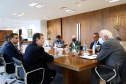 Governador em exercicio, Darci Piana, recebe o embaixador da Argentina no Brasil, Daniel Scioli e o governador da Província de Santiago del Estero, Geraldo Zamora - Curitiba, 21/02/2022