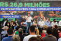 Os alunos do Colégio Estadual William Madi, de Cornélio Procópio, no Norte do Estado, finalmente têm uma escola para chamar de sua. Uma das 14 unidades que foram alvo da Operação Quadro Negro, a nova sede da escola foi entregue nesta quinta-feira (17) pelo governador Carlos Massa Ratinho Junior. 