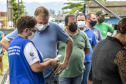 Vacinas contra a gripe e a Covid-19 são levadas aos caminhoneiros que aguardam no Pátio de Triagem do Porto de Paranaguá