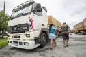 Vacinas contra a gripe e a Covid-19 são levadas aos caminhoneiros que aguardam no Pátio de Triagem do Porto de Paranaguá